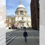 Дима на фоне собора St. Paul's в Лондоне, Английский язык для детей в Англии