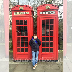 Дима в Лондоне, классические лондонские красные телефонные будки, Английский для детей в Англии