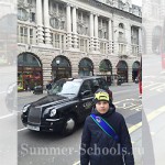 Дима в Лондоне на фоне кэба в Лондоне, Английский для детей в Англии